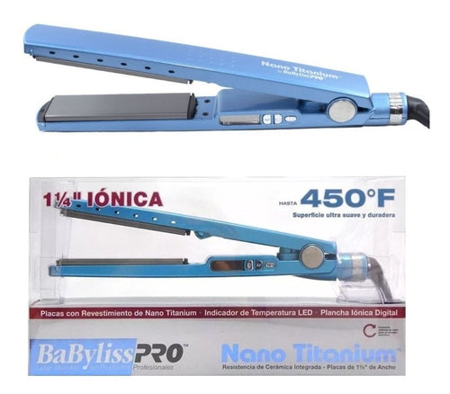 Plancha Iónica: Con placas de Nano Titanium de 32mm. Regulador de temperatura digital con pantalla LED. Cuenta con 5 niveles de temperatura que pueden ser regulados según el tipo de cabello. Además, tiene una tecnología iónica que eliminan el frizz y da suavidad y brillo al cabello. Obtén resultados de calidad profesional en casa. Ideal para alisados Beneficios Placas de Nano Titanium que estabilizan la temperatura Calienta en segundos Permite un deslizamiento suave proporcionando resultados brillantes, sed